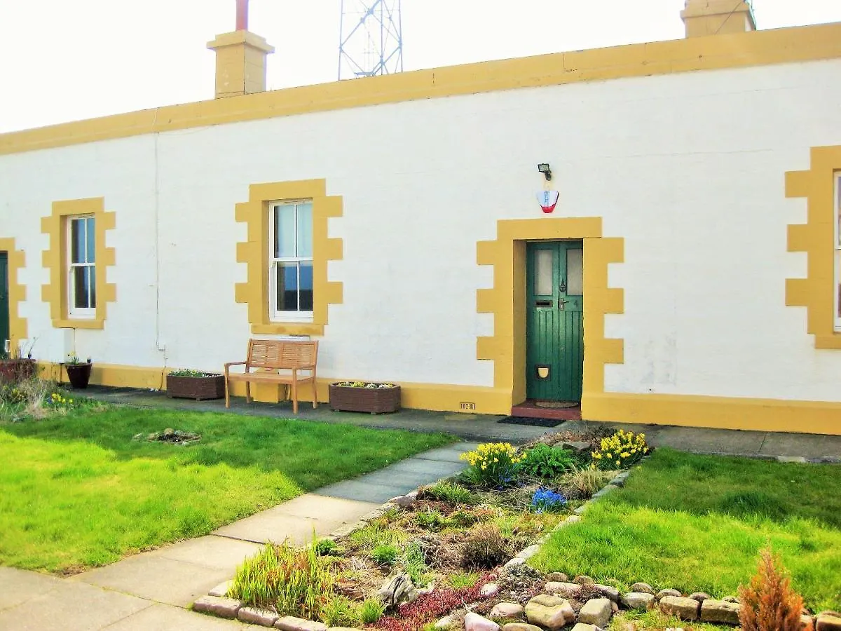 Aberdeen Lighthouse Cottages - Coastal, Dolphins Holiday home